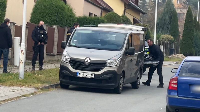 Mladý muž se v Plzni zabarikádoval v domě, po zásahu policie zemřel